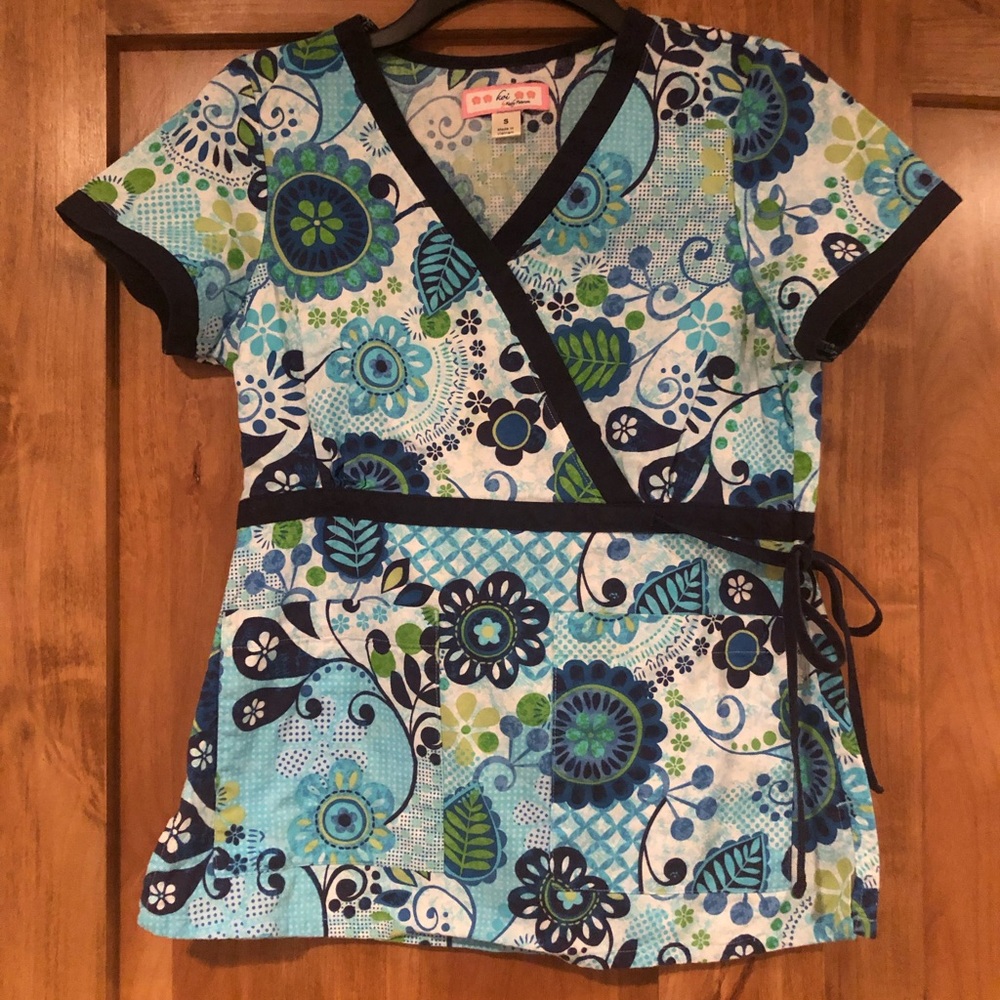 Kori brand floral scrub top size small.